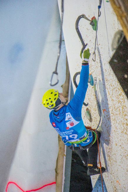 Алтайский ледолаз Дмитрий Гребенников занял девятое место на первом этапе Кубка мира в Швейцарии.