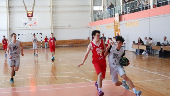 В сибирском окружном финале Школьной лиги «Локобаскет» команда Алтайского края стала второй среди юношей и третьей - среди девушек (фото)