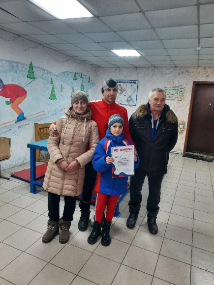 Зональные соревнования сельской олимпиады. Семеновы с главным судьёй соревнований и детским тренером Алексея Семенова Владимиром Михайловичем Абрамовым. Фото: из архива Алексея Семенова  