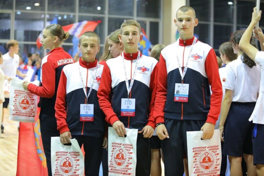 Никита Семенов (слева) в "Артеке". Фото: из архива Алексея Семенова  