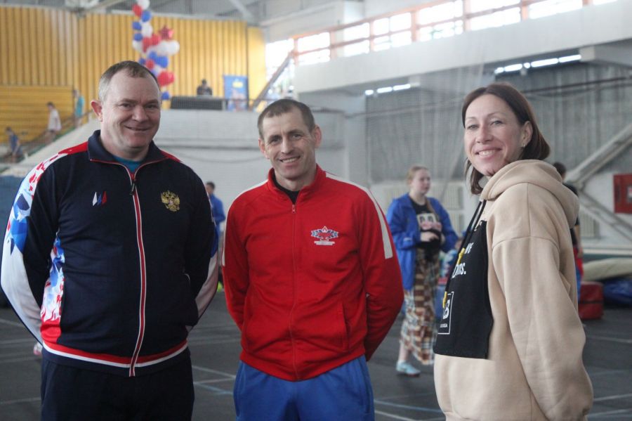 Алексей Семенов с коллегами из Усть-Пристани Сергеем Руденко и Еленой Лемайкиной. Алексей обсуждал с Сергеем Руденко участие в предстоящем чемпионате России по лёгкой атлетике среди ветеранов. Фото: "Алтайский спорт"