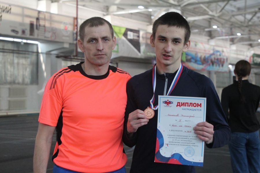 Алексей Семенов с сыном Дмитрием - призером краевых сорвнований по лёгкой атлетике. Фото: "Алтайский спорт"