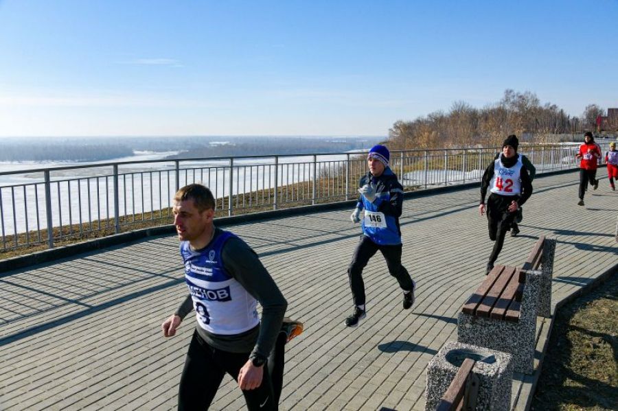 Весенние соревнования по бегу в Нагорном парке Барнаула. Фото: Валентин Казанцев