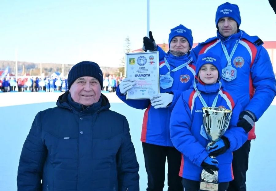 Серебряный дебют с дочкой Кариной в соревнованиях спортивных семей на сельской зимней олипиаде 2026 года в Троицком. Фото: из архива Алексея Семенова  