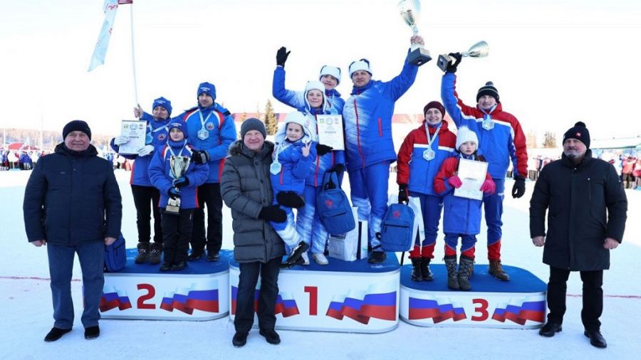 Фото: "Алтайский спорт" / Губернатор края Виктор Томенко, председатель АКЗС Александр Романенко и министр спорта Михаил Панфилов на церемонии награждения зимней краевой сельской олимпиады в Троицком