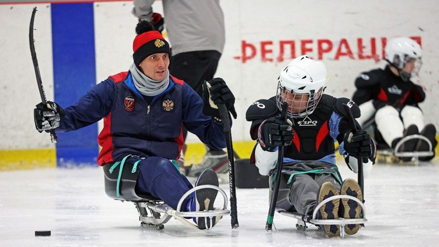 Фото Андрея Каспришина / Дмитрий Удалов тренирует юных следж-хоккеистов

