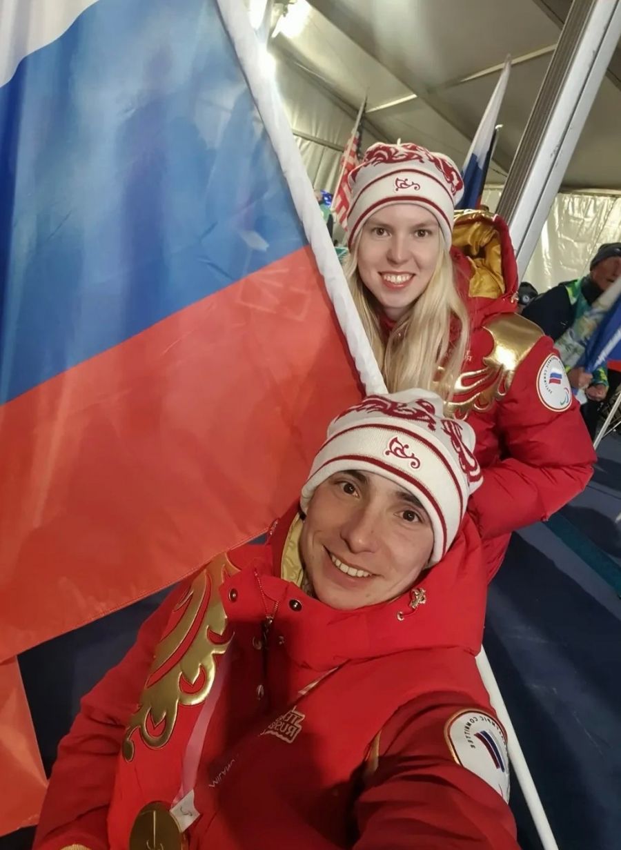 Варвара Ворончихина и Иван Голубков ждут своего выхода, чтобы пронести флаг России на церемонии закрытия XIV Паралимпийских зимних игр в Милане – Кортина-д’Ампеццо. Фото: соцсети Ивана Голубкова