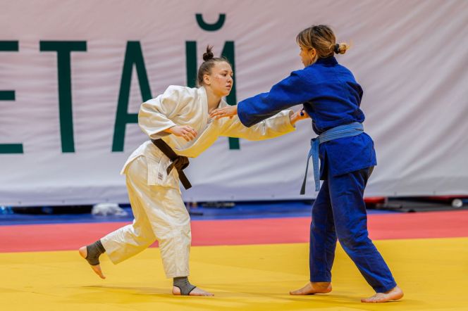 На татами Елена Полевод (слева). Фото: Новосибирская областная федерация дзюдо 