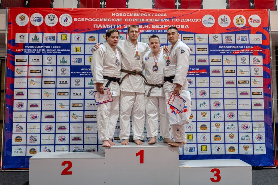 На пьедестале Роман Жданов - победитель турнира (второй слева) и Матвей Мошков - бронзовый призёр (второй справа). Фото: Новосибирская областная федерация дзюдо 