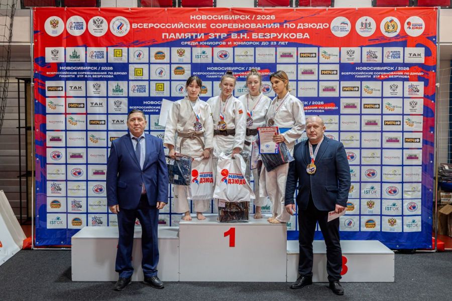 Елена Полевод (в центре) - победительница всероссийских соревнований. Фото: Новосибирская областная федерация дзюдо 