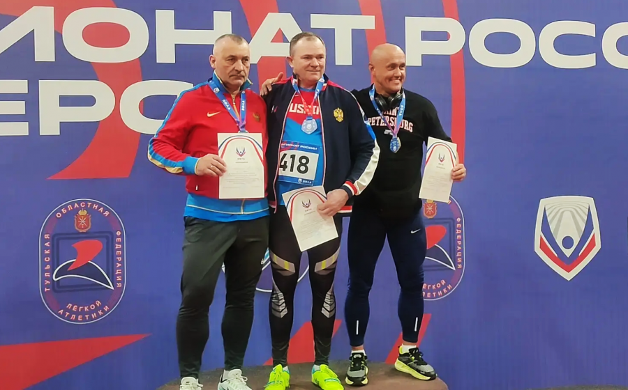 В центре Сергей Руденко - победитель в толкании ядра. Фото предоставлено участниками соревнований