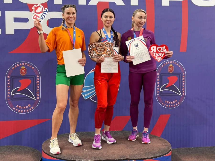 Жанна Уколова (в центре) - победительница в беге на 200 метров. Фото предоставлено участниками соревнований