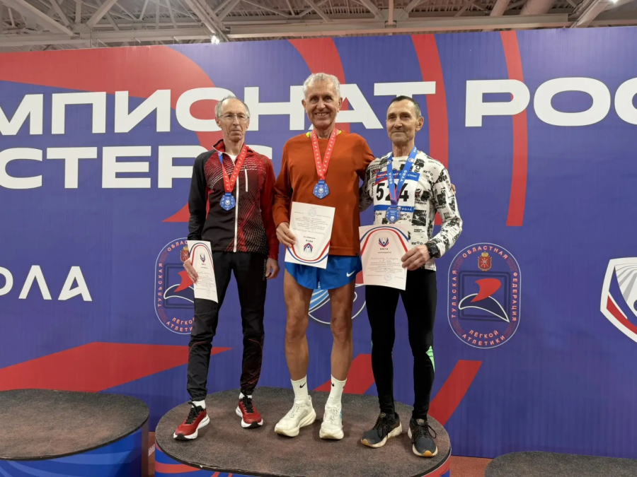 В центре Александр Школьников - победитель в беге на 1500 метров. Фото предоставлено участниками соревнований