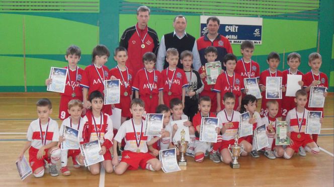 На региональном турнире по мини-футболу «Алтайская весна» среди мальчиков 2003 г.р. барнаульские команды заняли второе и третье места.