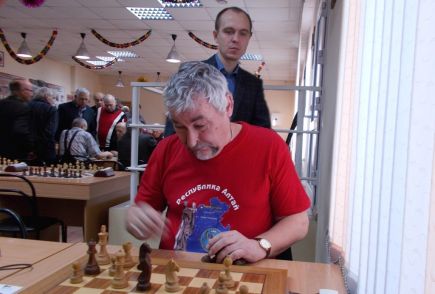 Мастер ФИДЕ Виктор Гемпель выиграл первенство края по рапиду среди ветеранов. 