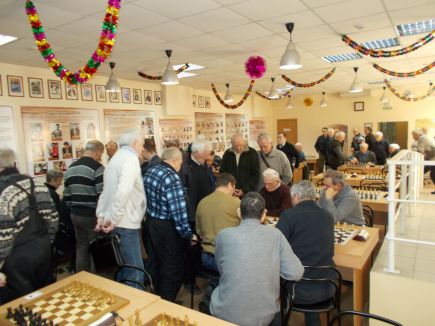 Мастер ФИДЕ Виктор Гемпель выиграл первенство края по рапиду среди ветеранов. 