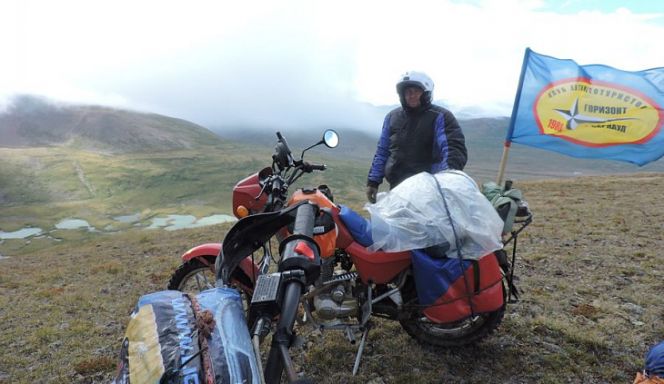 Горный перевал. Александр Мишурин на высоте 3000 метров. Фото предоставлено Виктором Пантыкиным.