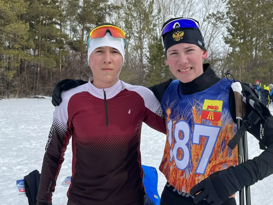 Справа Борис Ефименко - победитель соревнований среди юношей 14-15 лет на дистанции 7,5 км свободным стилем. Фото: "Дело Октября"  