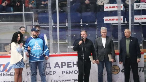 ХК «Динамо-Алтай» завершил сезон традиционным гала-матчем, встречей с болельщиками и чествованием легенды хоккея Андрея Соловьева (фото)