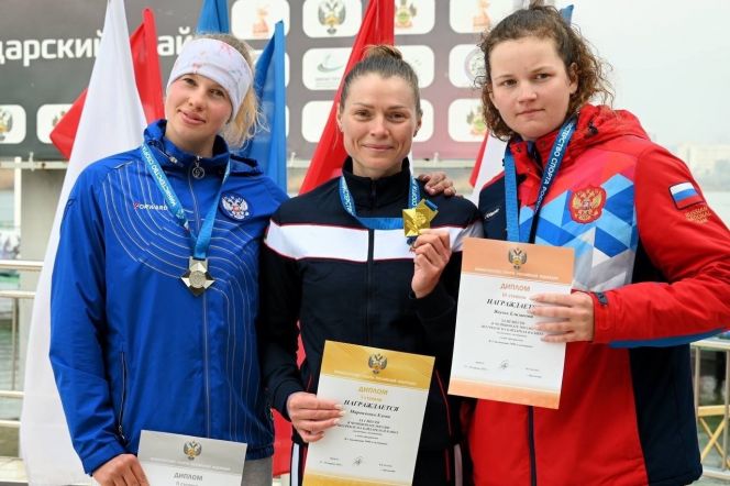 На первом пьедестале нового сезона Анастасия Кравченко, Елена Миронченко и Елизавета Янучек