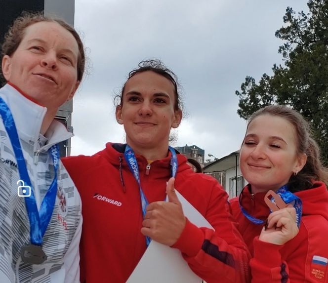 С алтайской каноисткой Дарьей Фоминской (в центре) в финале "пятисотки" не справились опытнейшие Олеся Ромасенко и Анна Ковалёва. Фото: Федерация каноэ России