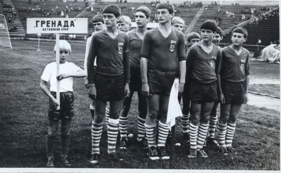 1977 год. На открытии турнира "Кожаный мяч" в Барнауле. Фото из архивов Валерия Лямкина и Бориса Романюка