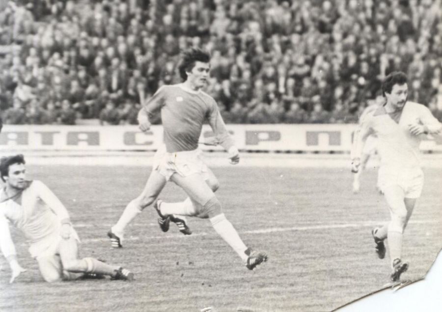 Борис Романюк (в темной форме) опережает соперника. Фото из архивов Валерия Лямкина и Бориса Романюка