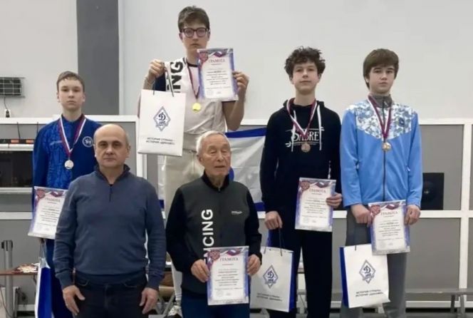 Иван Васильченко из Центра фехтования "Сабре" (второй справа) стал бронзовым призером турнира в Казани. Фото: Федерация фехтования России