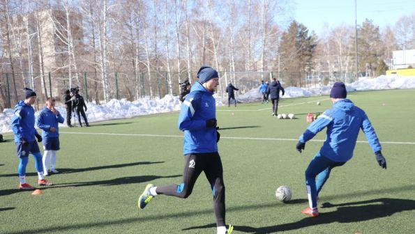 Футболисты «Динамо-Барнаул» провели открытую тренировку для журналистов (фото)