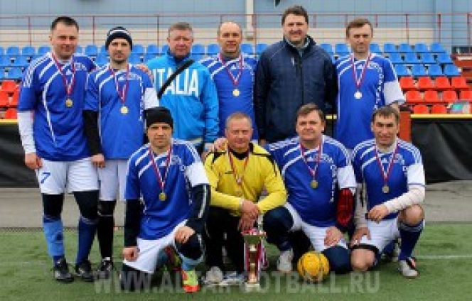 Барнаульская "Элоранта" выиграла финальный турнир Кубка Алтайского края среди спортсменов 40 лет и старше.