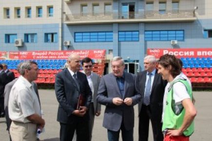 Полномочный представитель Президента РФ в Сибирском федеральном округе Виктор Толоконский посетил СДЮШОР Смертина. 