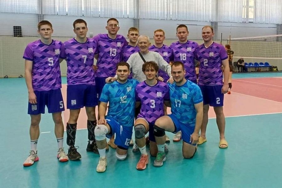 Команда АлтГТУ с тренером Николаем Русиновым. Фото предоставлено участниками соревнований