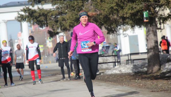 «Подснежники в «Изумрудном». В одном из лучших парков Барнаула прошли соревнования любителей бега на длинные дистанции (фото)