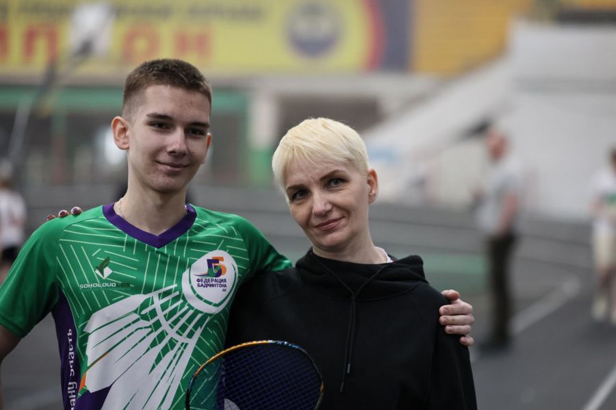 Наталья Зайцева с одним из своих воспитанников. Фото: Александр Чёрный/"Алтайский спорт"