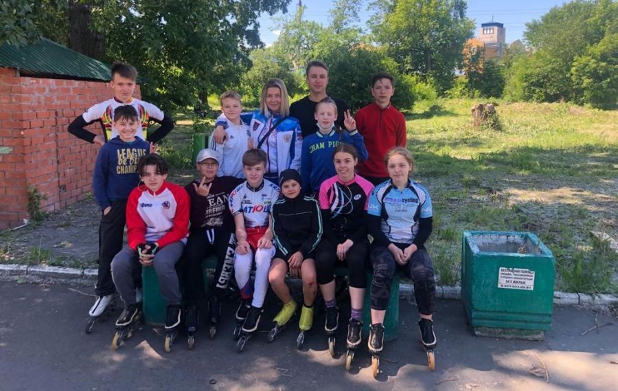 Виктор Муштаков с воспитанниками СШОР "Клевченя" и детским тренером Еленой Комаровской во время летнего отпуска. Фото: СШОР "Клевченя"