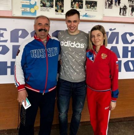 Виктор Муштаков с тренерами СШОР "Клевченя" Еленой Комаровской и Аркадием Конюховым. Фото: СШОР "Клевченя" 