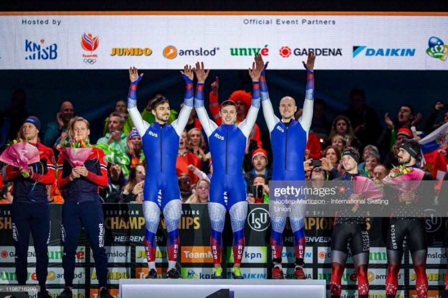 Виктор Муштаков вместе с Павлом Кулижниковым (справа) и Русланом Мурашовым - чемпионы Европы-2020 в командном спринте. Фото: Getty Images  