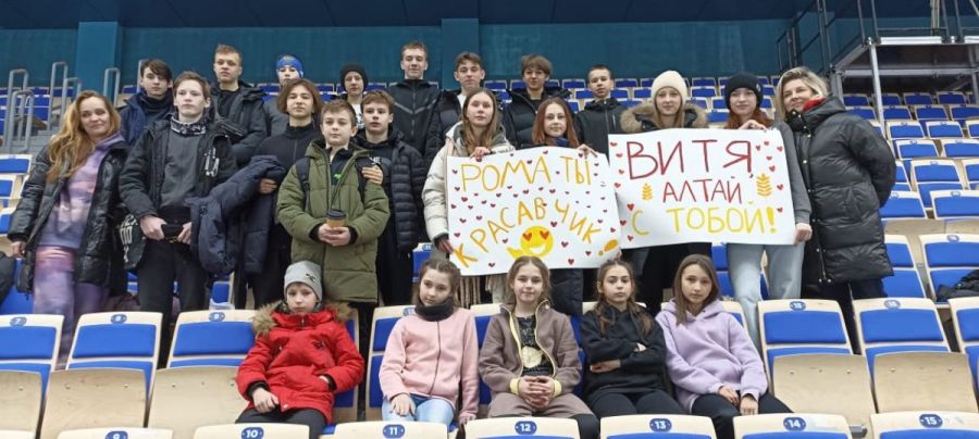 Группа поддержки Виктора Муштакова из СШОР "Клевченя" на чемпионате России в Кемерове. Фото: СШОР "Клевченя"