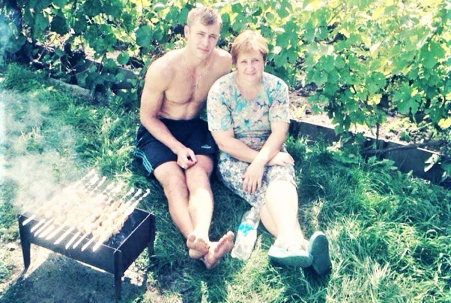 Виктор Муштаков на отдых с мамой. Фото из семейного альбома