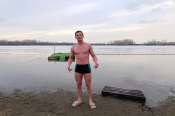 «Белые медведи» салютуют космосу и победе! Любители холодной воды провели эстафету в честь двух знаменательных событий истории