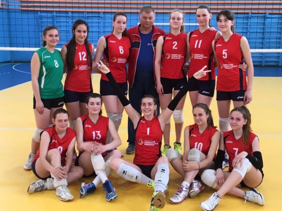 Николай Гладских со своими воспитанницами (№1 - Екатерина Пипунырова, №11 – Юлия Столбова). Фото предоставлено Екатериной Коленко 