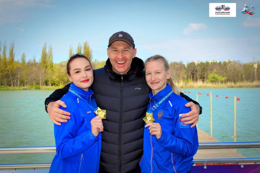 Полина Белова (Пряхина) и Анастасия Лухнёва в компании с легендарным Максимом Опалевым. Фото: Федерация каноэ России