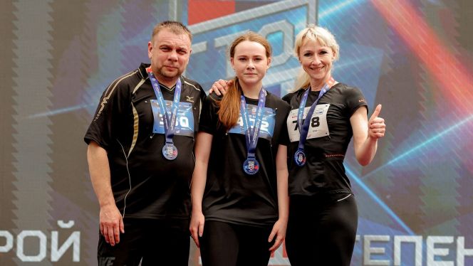 Рубцовчане Михаил, Ксения и Анна Быковы на финале в Сочи. Фото: Вячеслав Булгаков