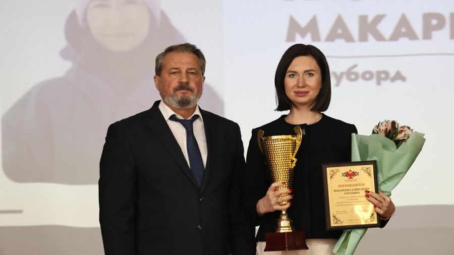 Александра Макаренко получила из рук министра спорта Алтайского края Михаила Панфилова награду как лучший тренер региона в индивидуальных олимпийских видах спорта. Фото: Александр Черный