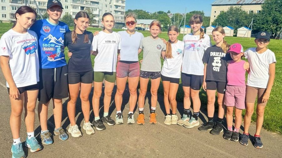 Мария Травиничева (в центре) проводит в Белокурихе "разминку с чемпионом" для воспитанников отделения сноуборда СШОР "Горные лыжи"