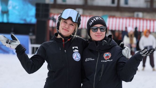 Мария Травиничева и Александра Макаренко во время первенства России в параллельных дисциплинах сноуборда в Белокурихе. Фото: Александр Чёрный