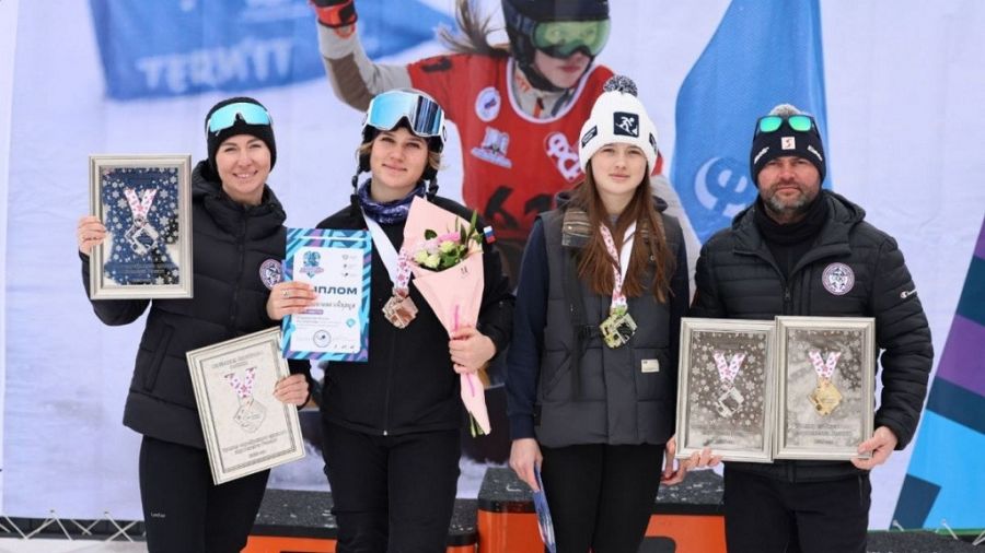 Александра Макаренко, Мария Травиничева, Елизавета Ударцева и Сергей Макаренко с наградами первенства России в Белокурихе. Фото: Александр Черный