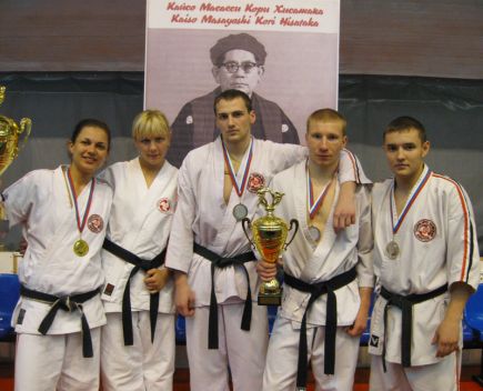 Барнаулец Никита Савин в составе сборной Сибирского федерального округа занял второе место на международном командном турнире «Кубок Содружества» по спортивному контактному каратэ.