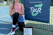 Ксения Викулова из Барнаула - победительница турнира Tennis Europe Junior Tour в парном разряде среди теннисисток до 12 лет