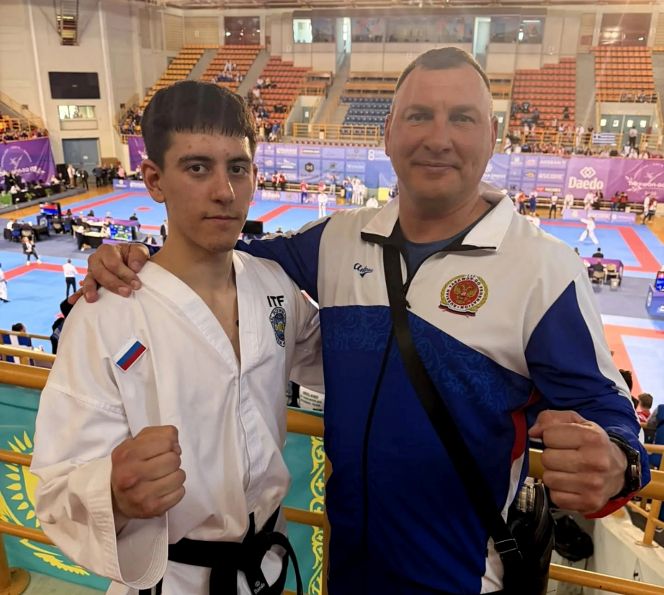 Никита Дёмин с тренером Дмитрием Савельевым. Фото: Алтайская краевая федерация тхэквондо ИТФ